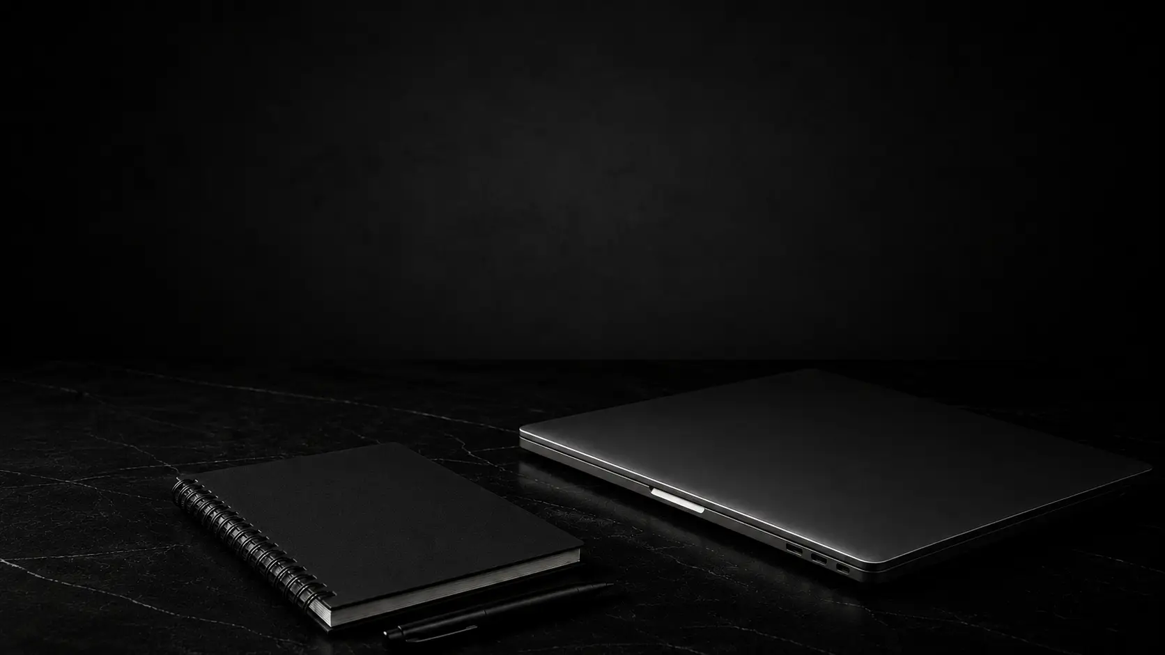 Laptop na stole