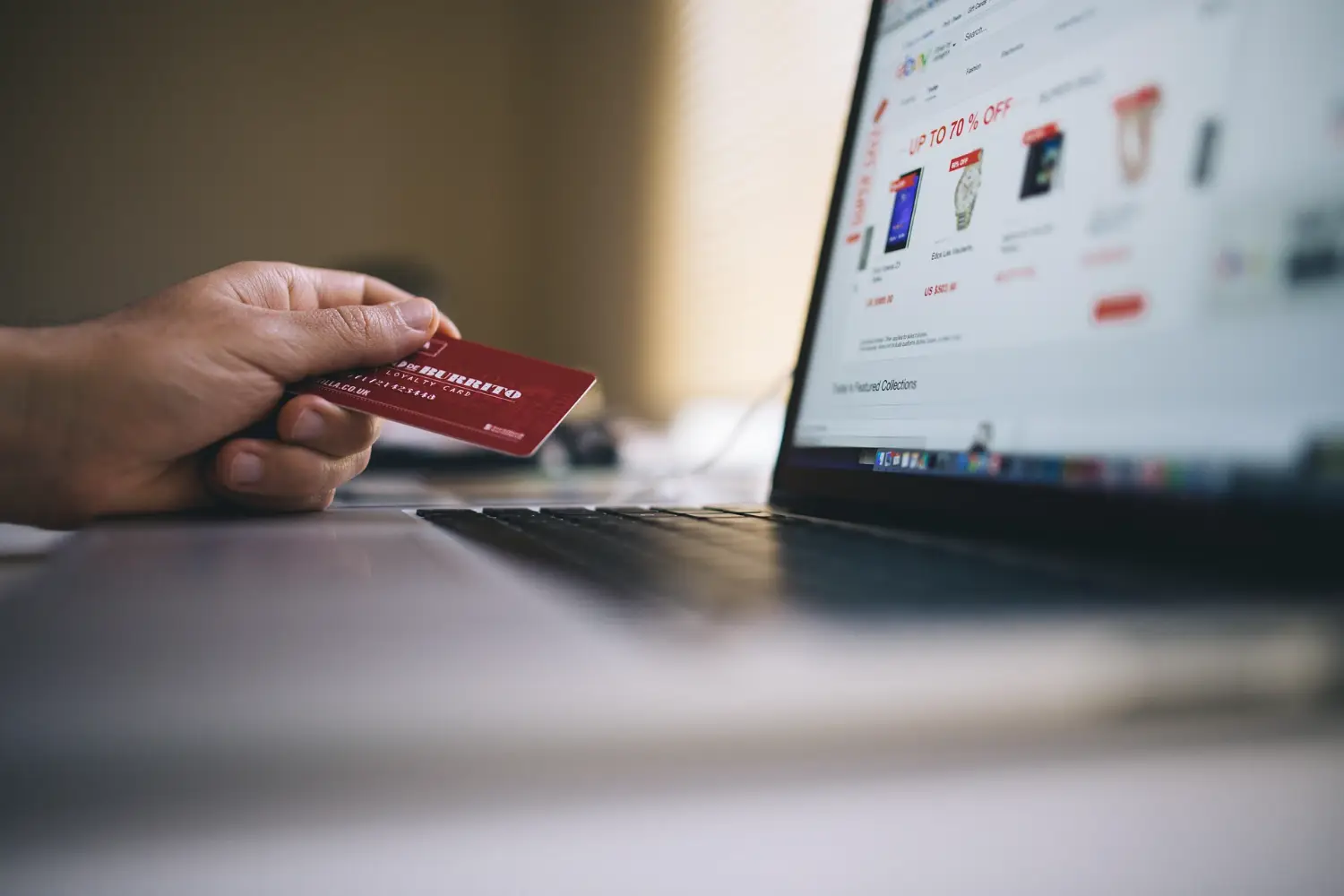 Podnikateľ vytvára svoj eshop na notebooku v domácom prostredí