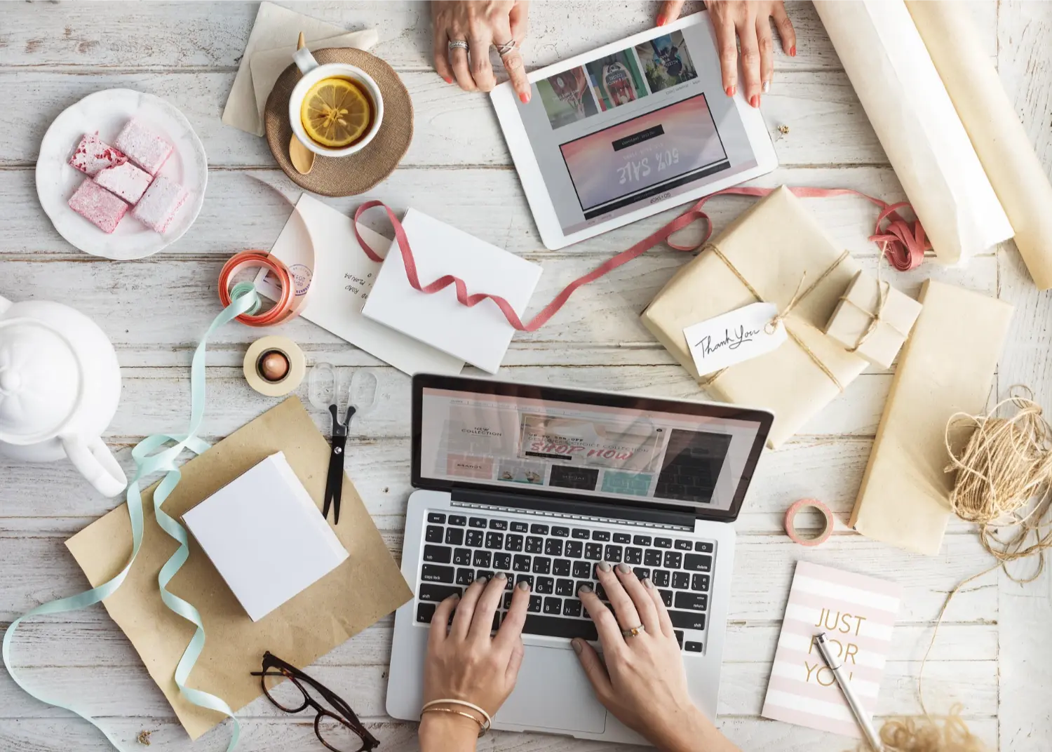 Začínajúci podnikateľ pracuje na prenájme webstránky alebo e-shopu